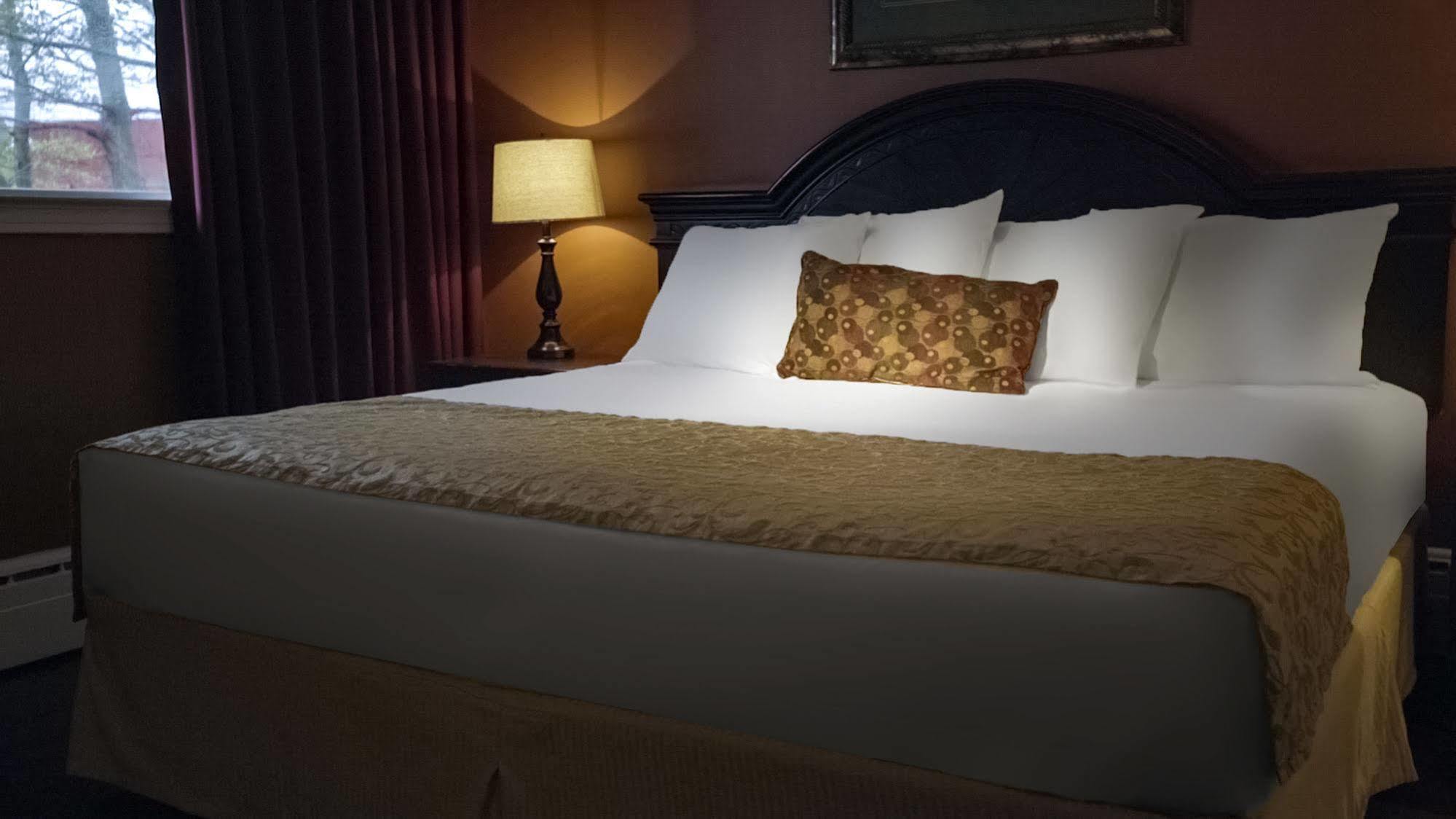 Hearthstone Inn - Port Hastings Екстер'єр фото
